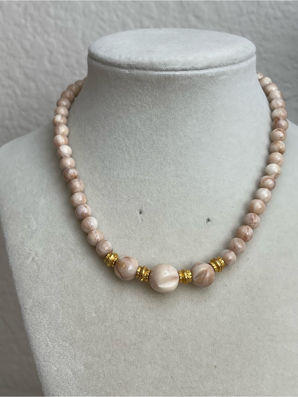 VTG Retro Pink Cream Swirl Gold Tone Acrylic Plastic Necklace Collar 16”
